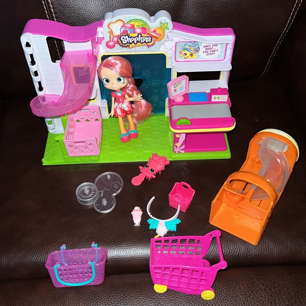 Lucy smoothie set with playset as pictured .  Shoppies doll. non smoking…